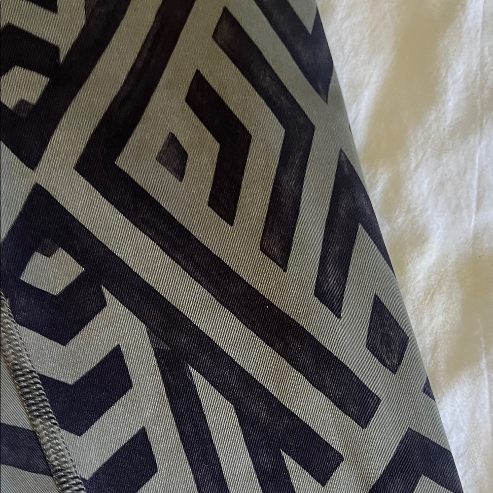 Lululemon geometric leggings size 2 - Picture 3 of 6